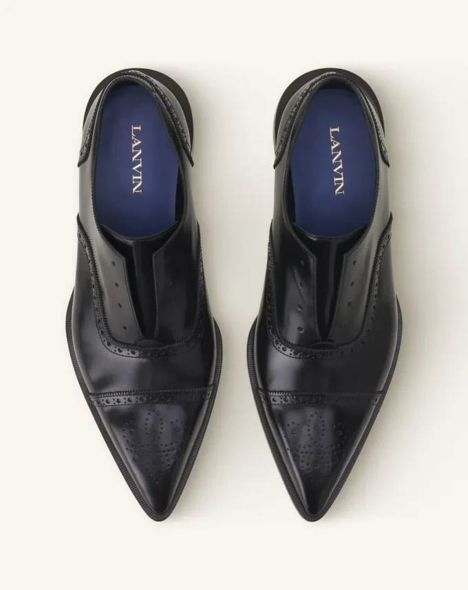 Brogue-Oxford-Schuh aus glänzendem Leder