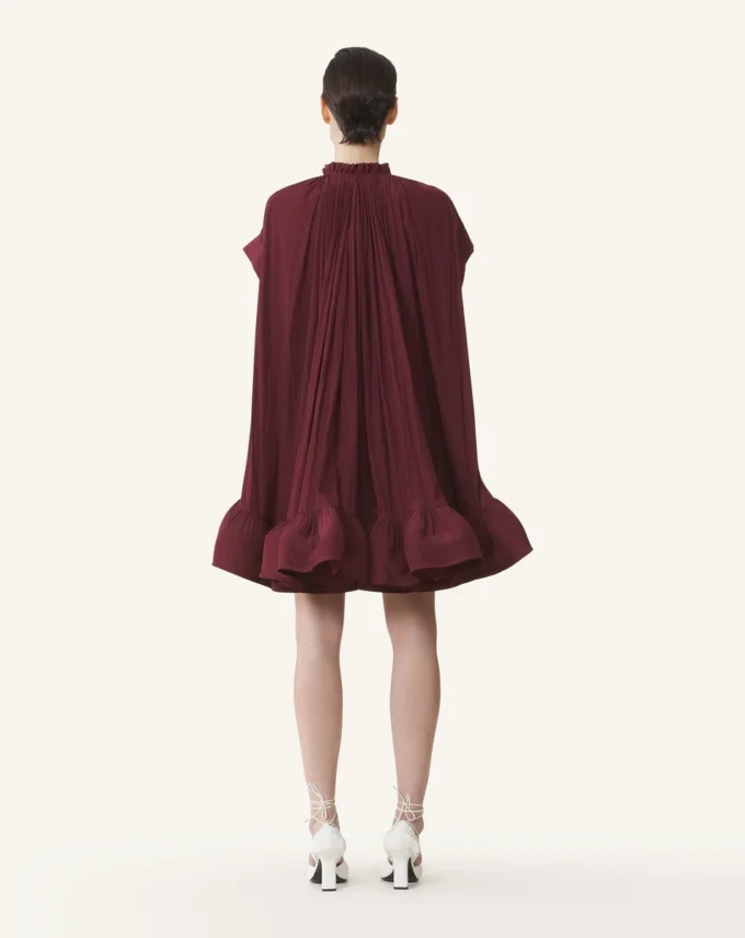 Kurzes Charmeuse-Kleid Kurzes Charmeuse-Kleid