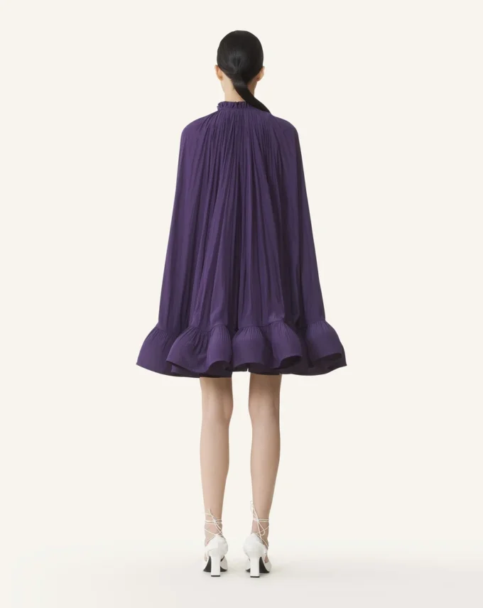 Kurzes Charmeuse-Kleid Kurzes Charmeuse-Kleid
