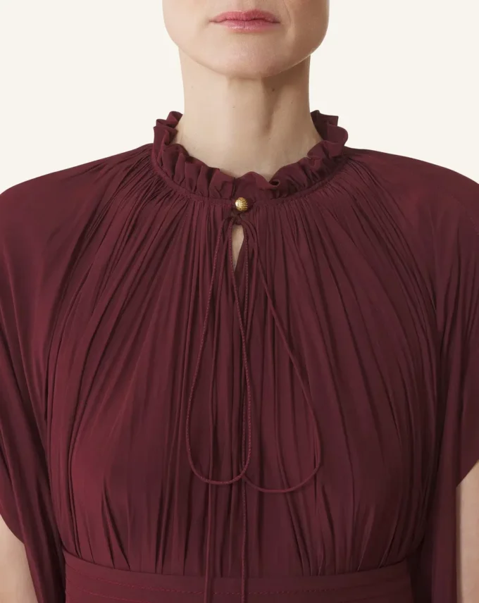 Kurzes Charmeuse-Kleid Kurzes Charmeuse-Kleid
