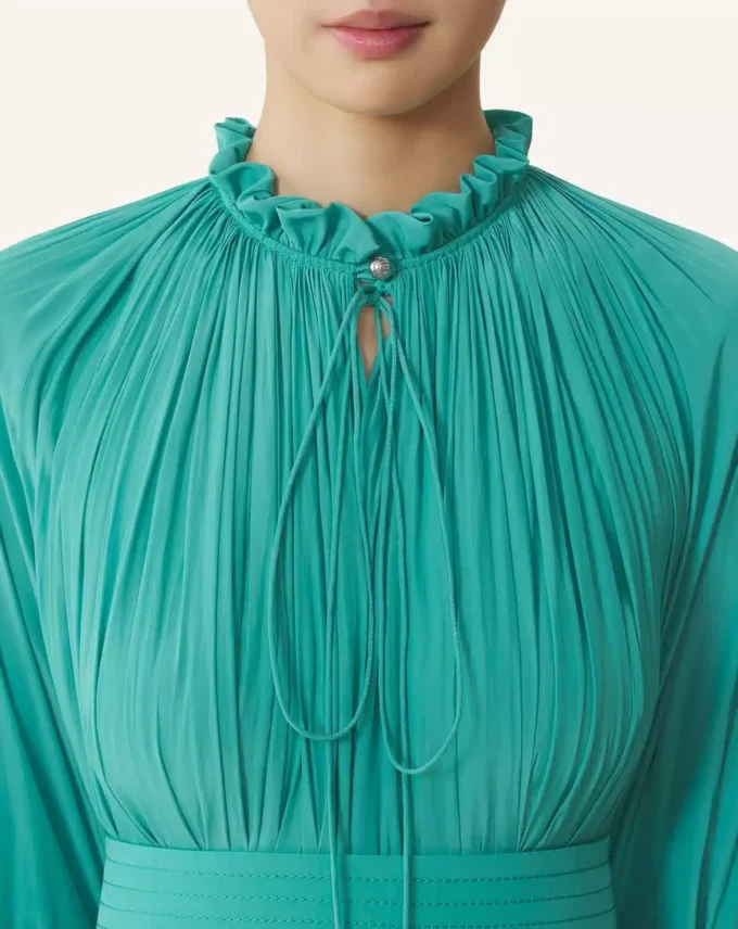 Kurzes Charmeuse-Kleid Kurzes Charmeuse-Kleid