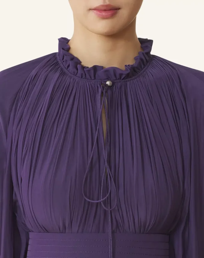 Kurzes Charmeuse-Kleid Kurzes Charmeuse-Kleid