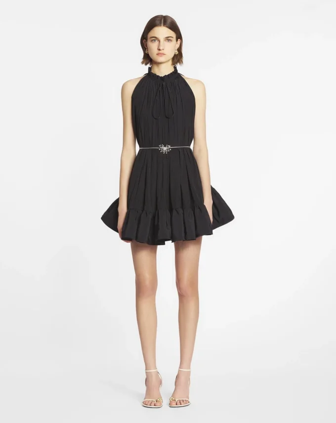 Kurzes Kleid mit Rüschen Kurzes Kleid mit Rüschen