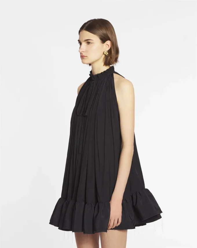 Kurzes Kleid mit Rüschen Kurzes Kleid mit Rüschen