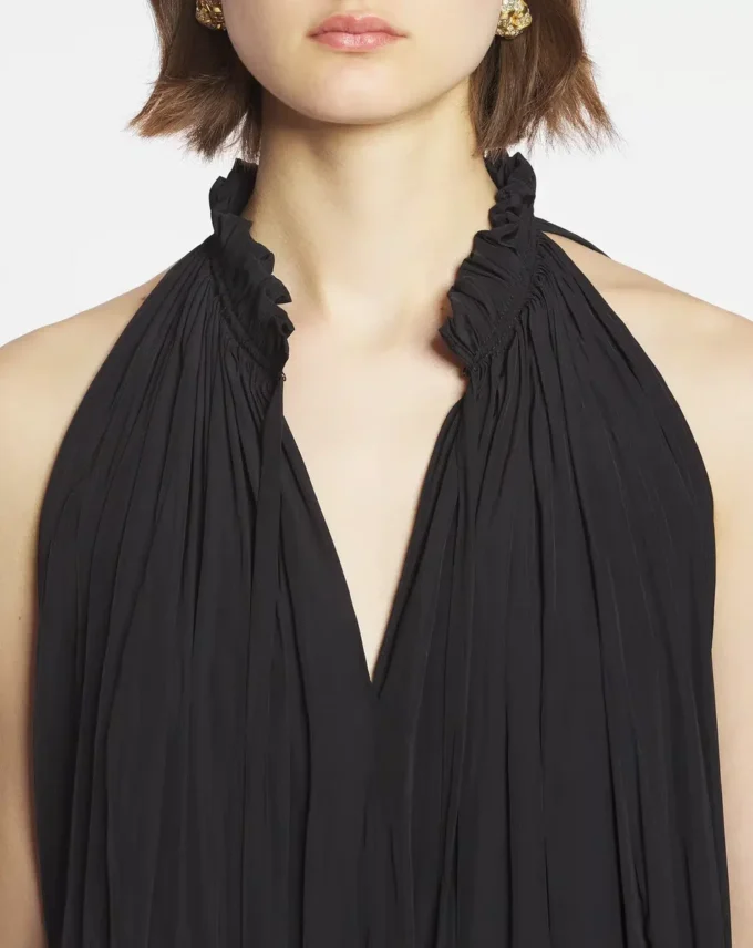 Kurzes Kleid mit Rüschen Kurzes Kleid mit Rüschen