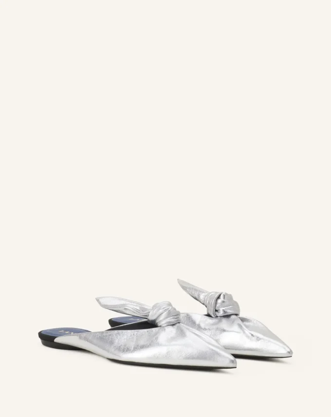 Midnight Step Bow Mule aus Metallic-Leder
