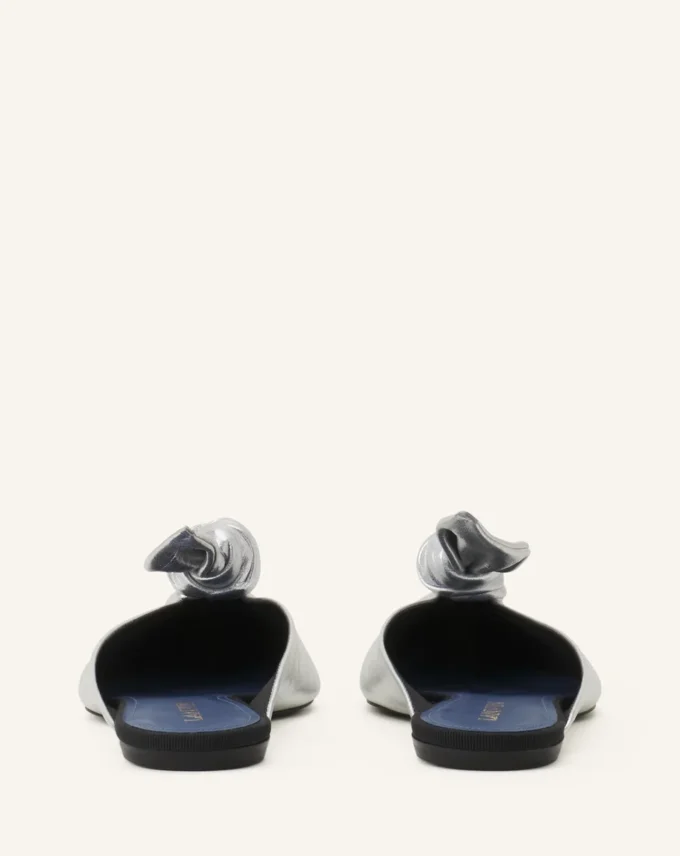 Midnight Step Bow Mule aus Metallic-Leder