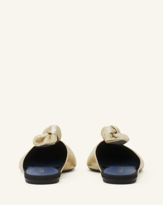Midnight Step Bow Mule aus Metallic-Leder