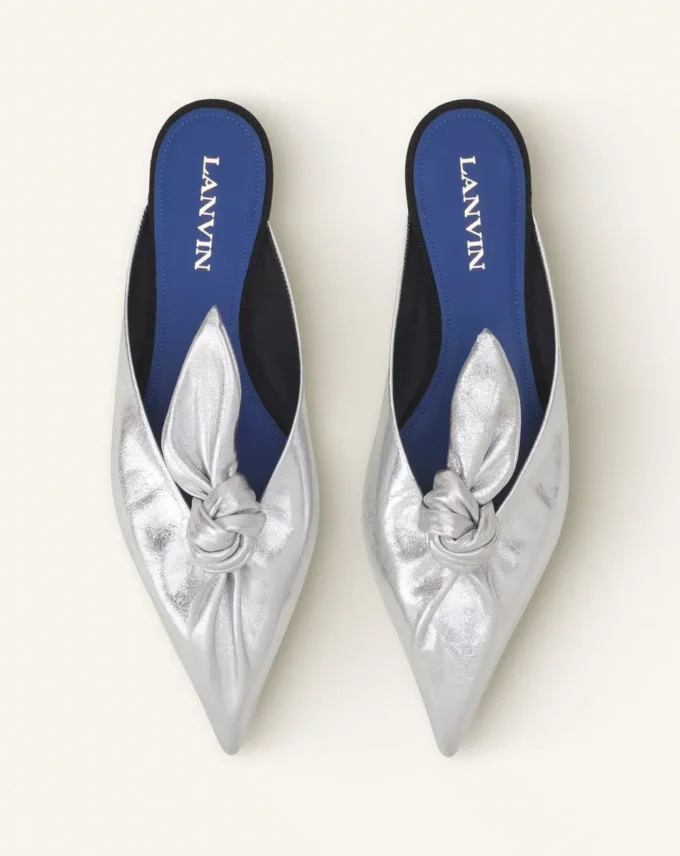 Midnight Step Bow Mule aus Metallic-Leder