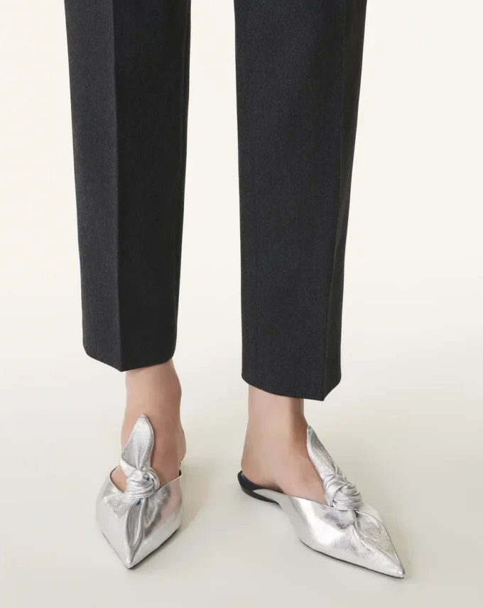 Midnight Step Bow Mule aus Metallic-Leder