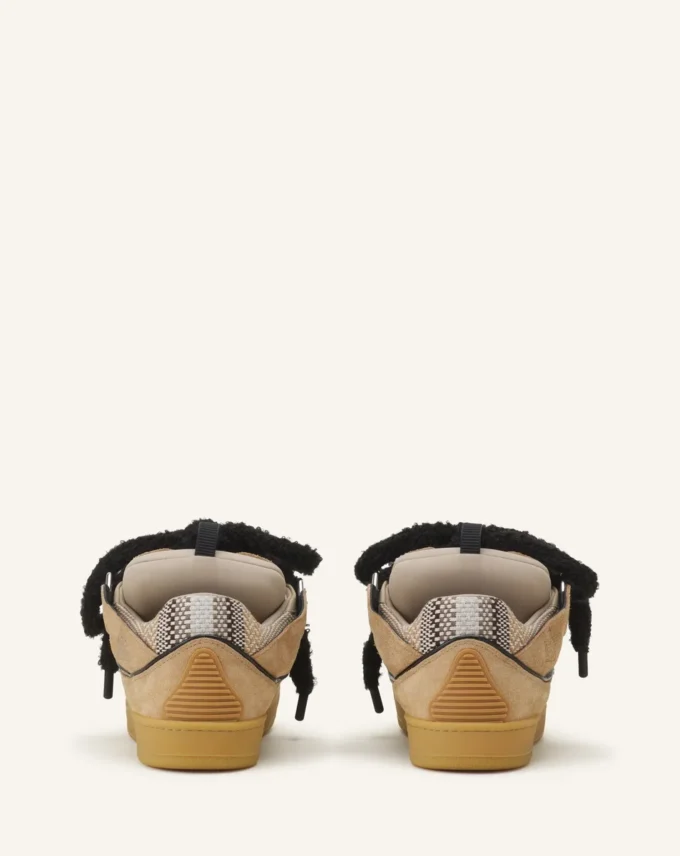 Sneakers aus Wildleder mit Mesh-Schnürsenkeln