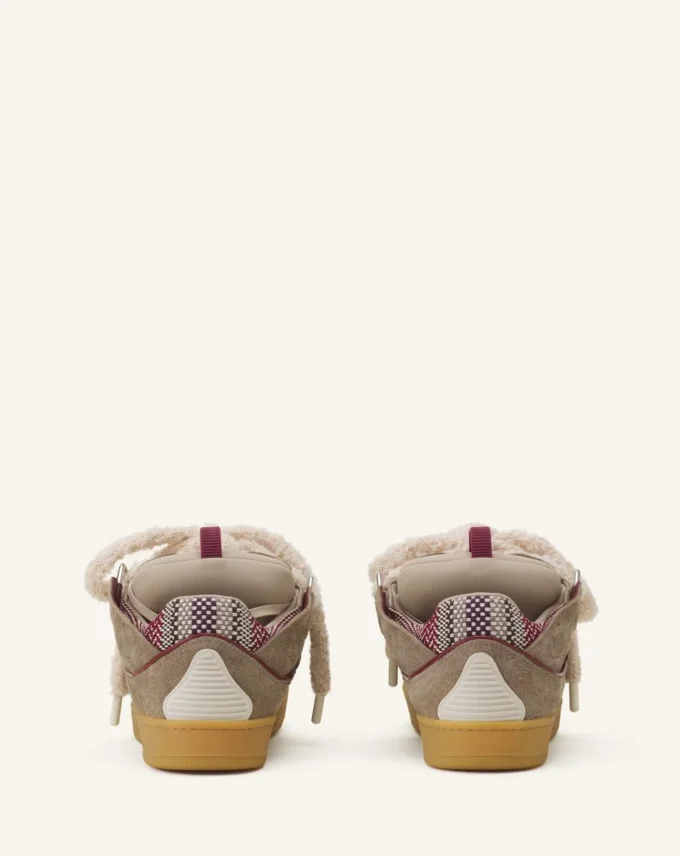 Sneakers aus Wildleder mit Mesh-Schnürsenkeln
