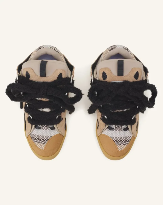 Sneakers aus Wildleder mit Mesh-Schnürsenkeln