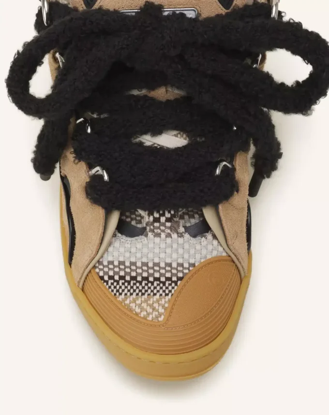 Sneakers aus Wildleder mit Mesh-Schnürsenkeln