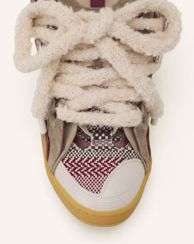 Sneakers aus Wildleder mit Mesh-Schnürsenkeln