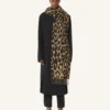 Wollschal mit Leopardenmuster