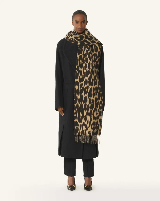 Wollschal mit Leopardenmuster