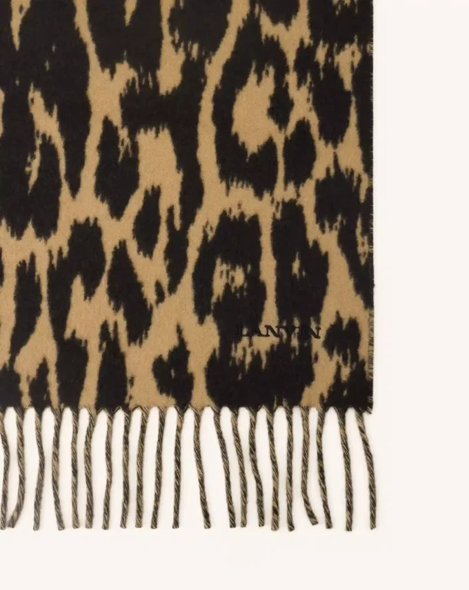 Wollschal mit Leopardenmuster
